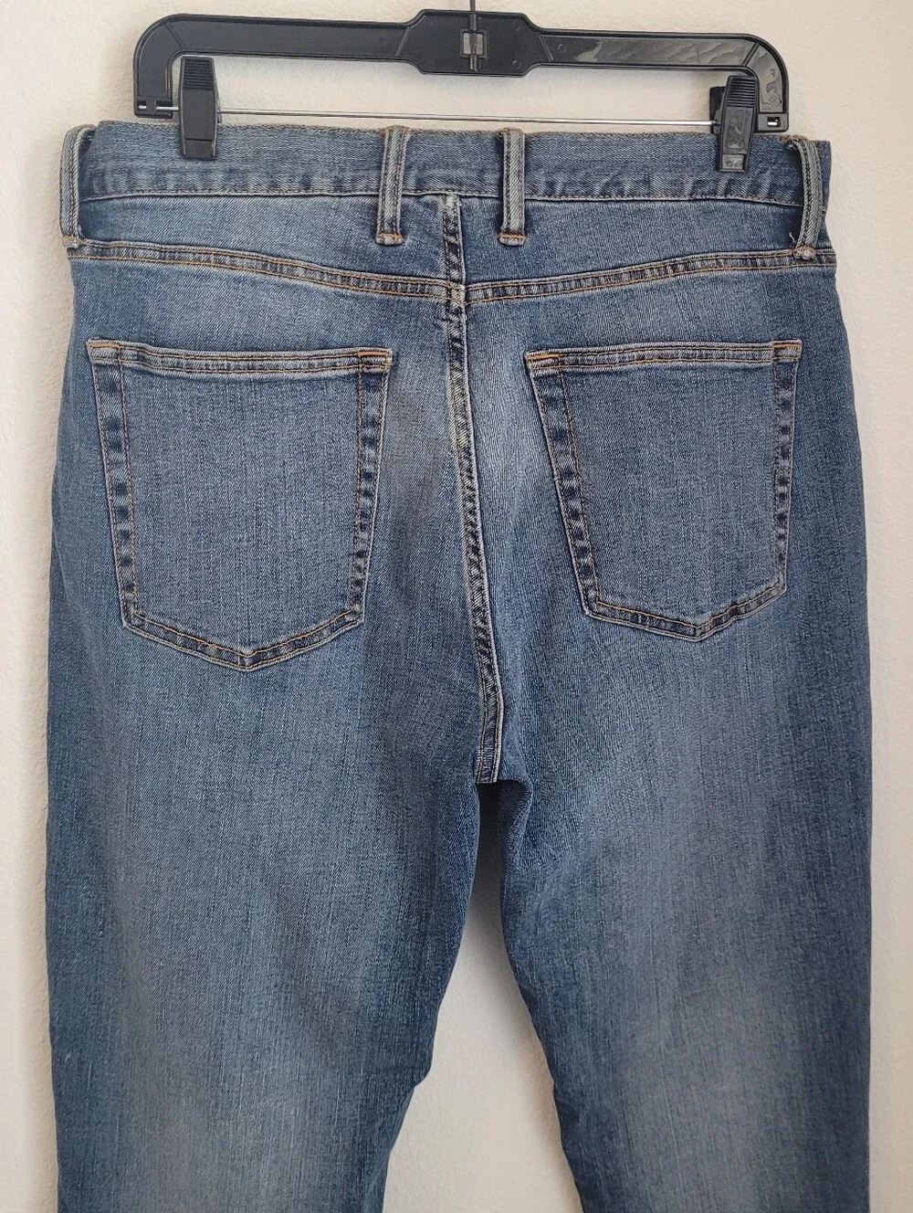 GAP Athletic Stretch Jeans Size 32x32 Medium Indigo Wash Comfort Fit Denim